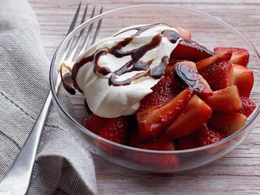 Strawberries with whipped cream with Mascarpone