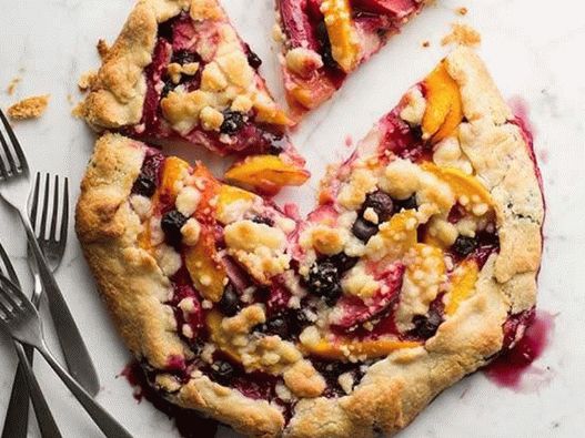 Crostat with peaches and plums