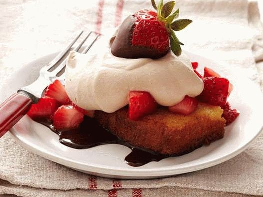 Fried Cupcake with Strawberries and Chocolate Cream
