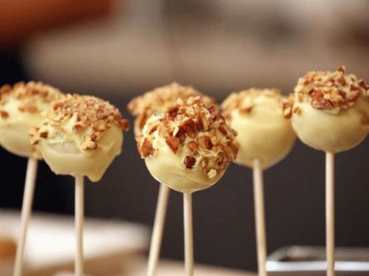 Pumpkin cake pops at home