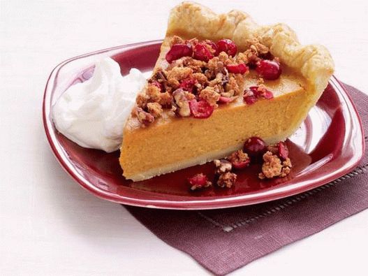 A simple pumpkin pie with cranberry shtrezelom