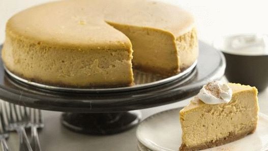 Pumpkin cheesecake in a slow cooker with a gingerbread cookie base