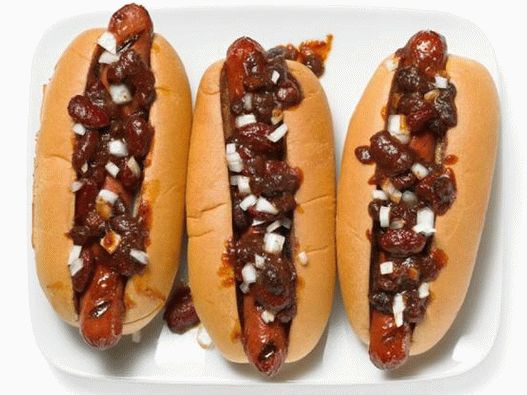 Hot dogs with chili and grilled sausages