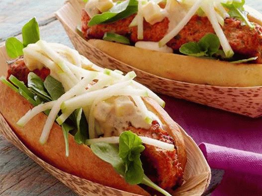 Hot dogs with chicken sausages and Indian spices