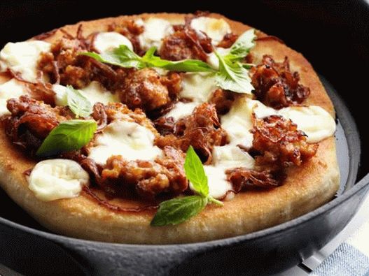 Photo of the dish - Pizza with minced meat and onion jam in a pan