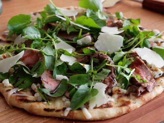 Pizza with New York steak, blue cheese and balsamic glaze