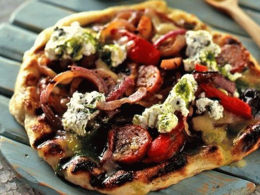 Grilled pizza with hunting sausages and peppers