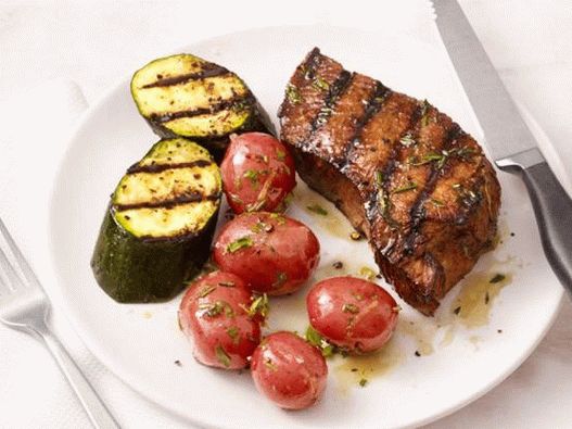 Grilled beef steak with potatoes and zucchini