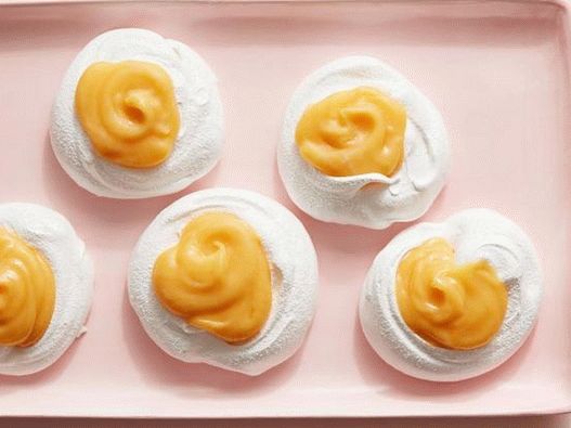 Pavlova’s cake of meringue and lemon Kurd