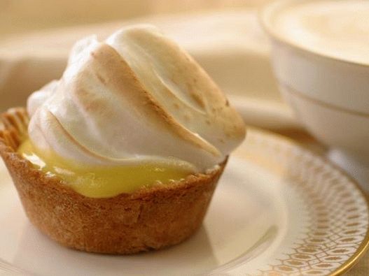 Cupcakes with Lemon Kurd and Meringue