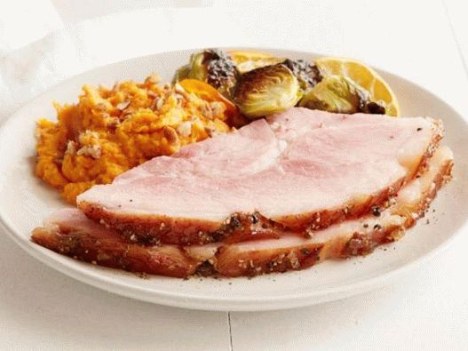 Pork knuckle in honey glaze with brandy and allspice
