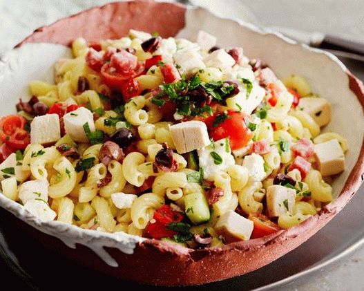Italian salad with pasta and chicken