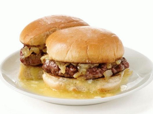 Creamy burgers with onions