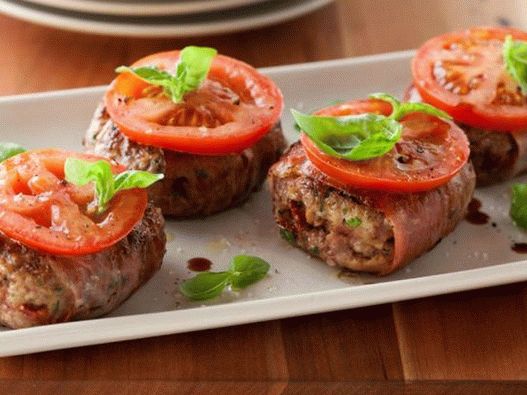 Lamb burgers in prosciutto slices