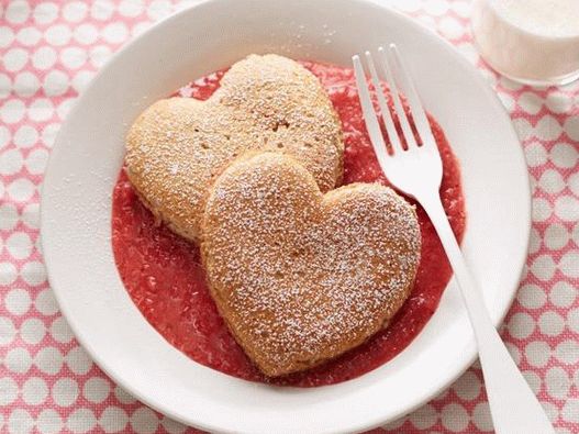 Whole-grain flour pancakes with strawberry sauce