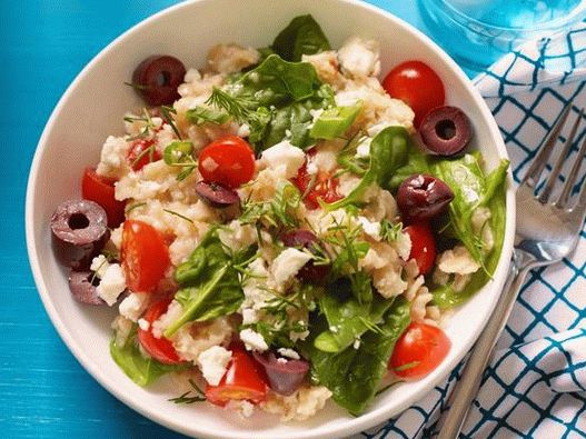 Oatmeal with spinach, tomatoes and feta