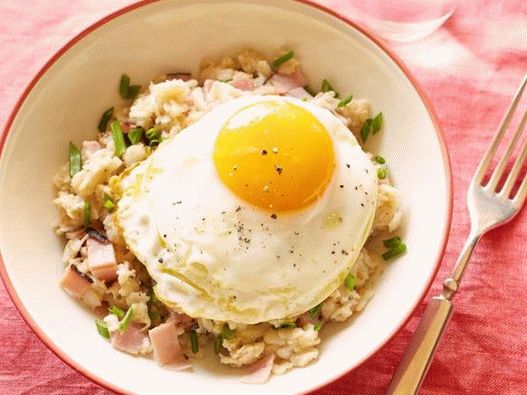 Oatmeal with ham, fried eggs and cheese