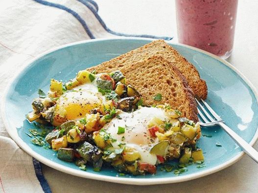 Fried zucchini with eggs and berry-banana smoothie