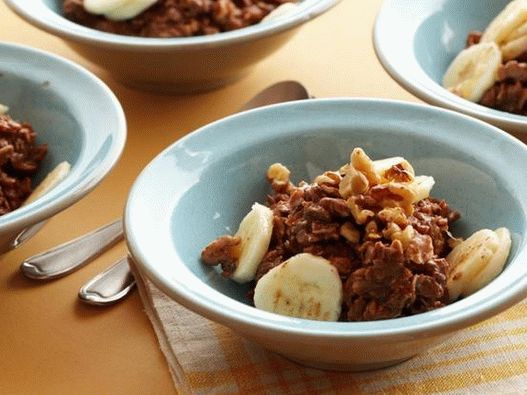 Chocolate-banana oatmeal with nuts