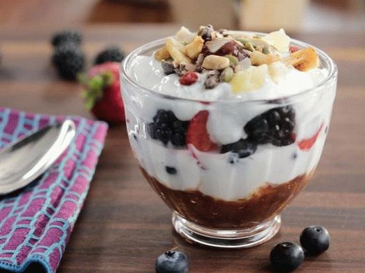 Parfait with fig compote for breakfast