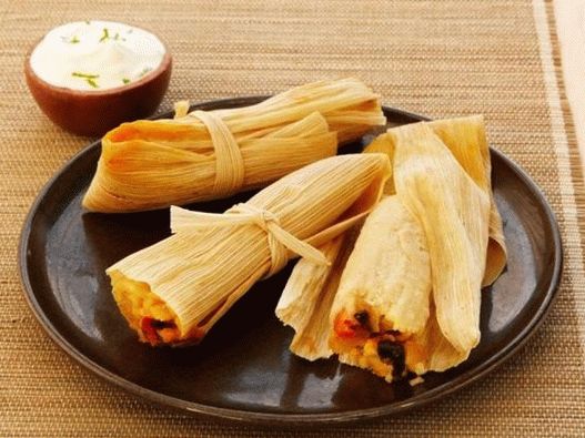Tamale stuffed with cheese sauce