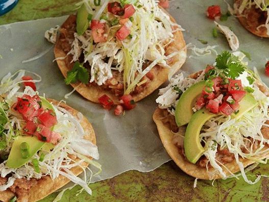 Toast with chicken, beans and crud salsa