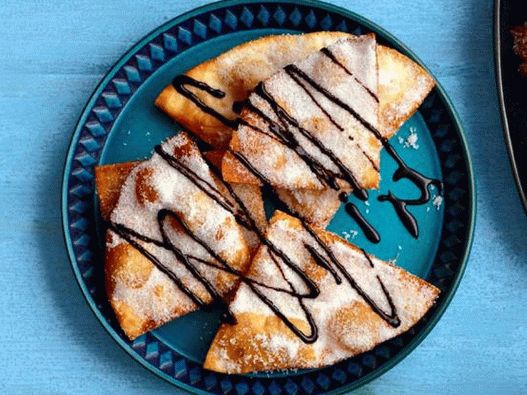 Sopapiyas with chocolate sauce