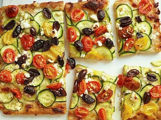Whole-grain pizza with cherry tomatoes and zucchini