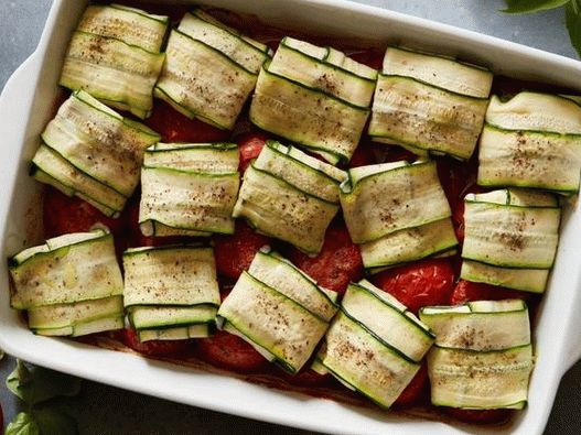 Zucchini rolls and tomatoes in the oven