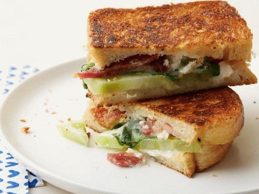 Hot sandwich with vegetable physalis, bacon and goat cheese