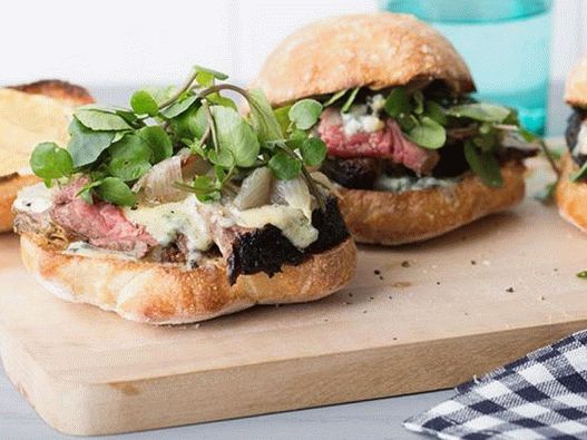 Sandwich with beef, blue cheese and shallots