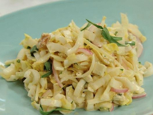 Spring salad with apples