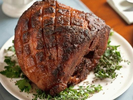 Roast ham in honey glaze with fried spices
