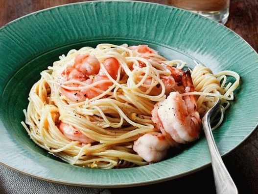 Pasta with lemon and fried shrimp