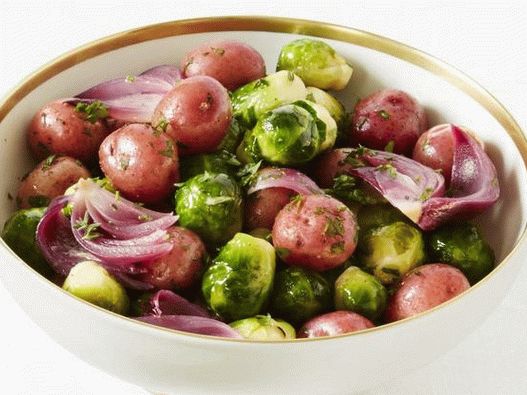 Potatoes with Brussels sprouts in honey glaze