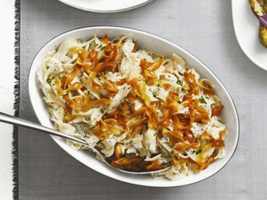 Egg noodles with poppy seeds