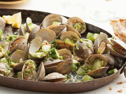 Grilled clams with green onions and cucumber