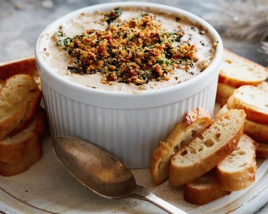 Deep sauce with mushrooms and meat
