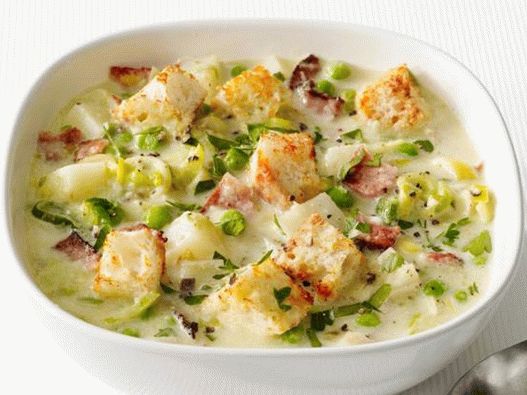 Onion soup with mashed potatoes and bacon