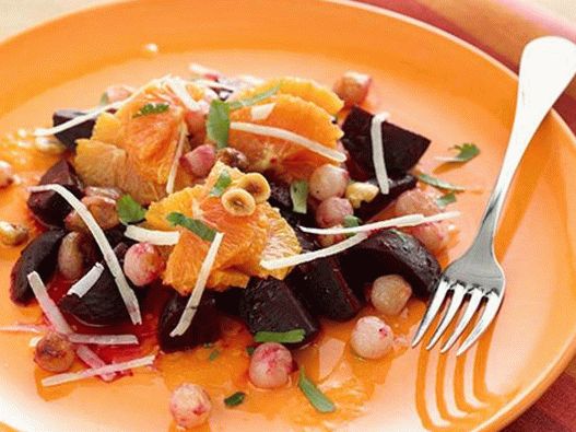 Salad of beets and oranges with nut dressing