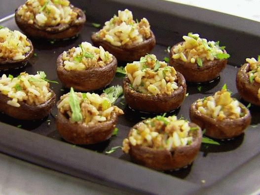Mushroom caps stuffed with ginger rice and minced meat