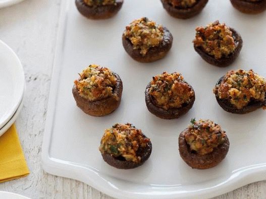 Mushrooms stuffed with minced pork and vegetables