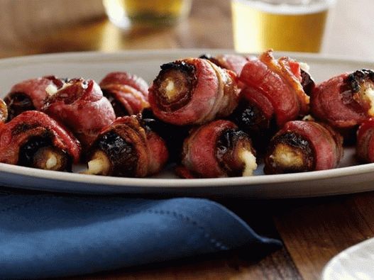 Dates stuffed with ricotta wrapped in bacon