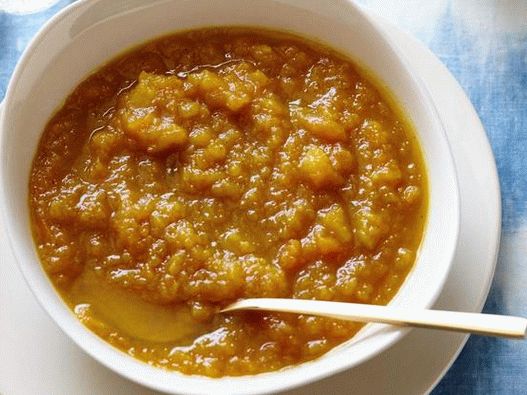 Pumpkin soup with apple and curry