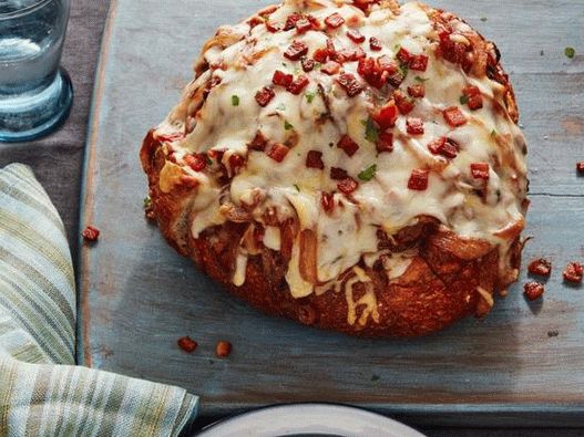 Appetizer of bread with caramelized onions and bacon