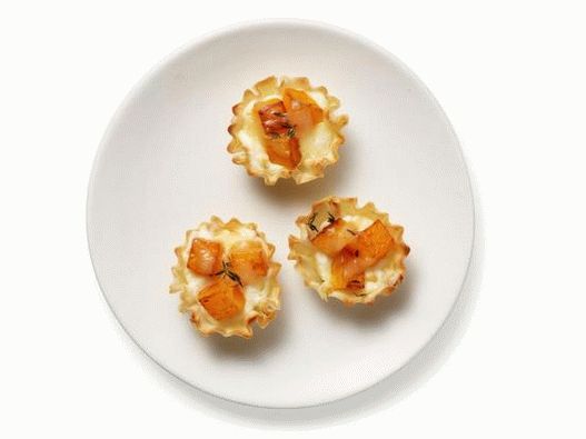 Filo pastry baskets with curd and pumpkin filling