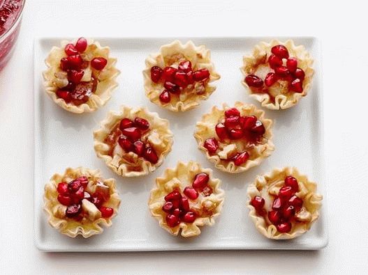 Filo pastry baskets with cheese and pomegranate