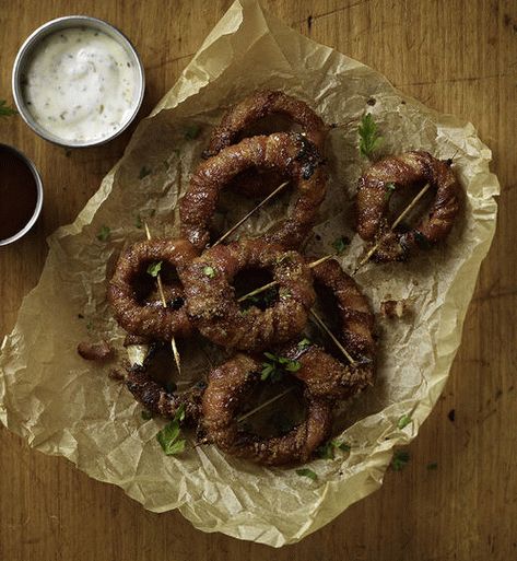 Photo Onion rings wrapped in bacon