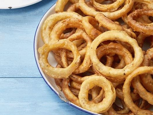 Photo Onion rings of fries in beer batter