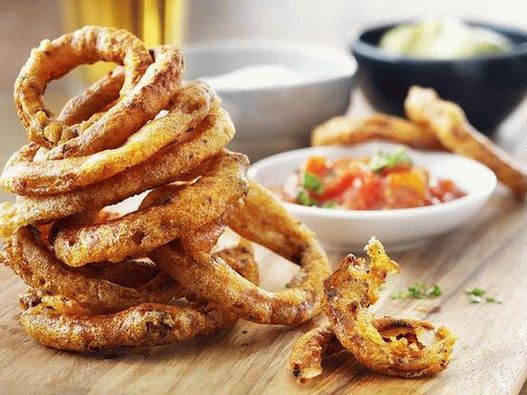 Photo Onion rings in batter in kajun style